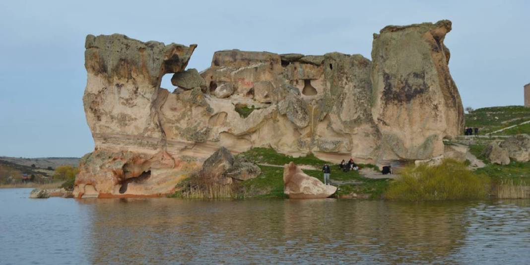 Türkiye’nin en eski yerleşimlerinden! Binlerce yıllık kaya evleri ve peri bacaları… Ama burası Kapadokya değil! 4